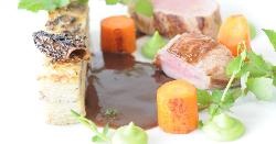 Carr de veau juste ros, gratin de morilles, carotte caramlise au sautoir